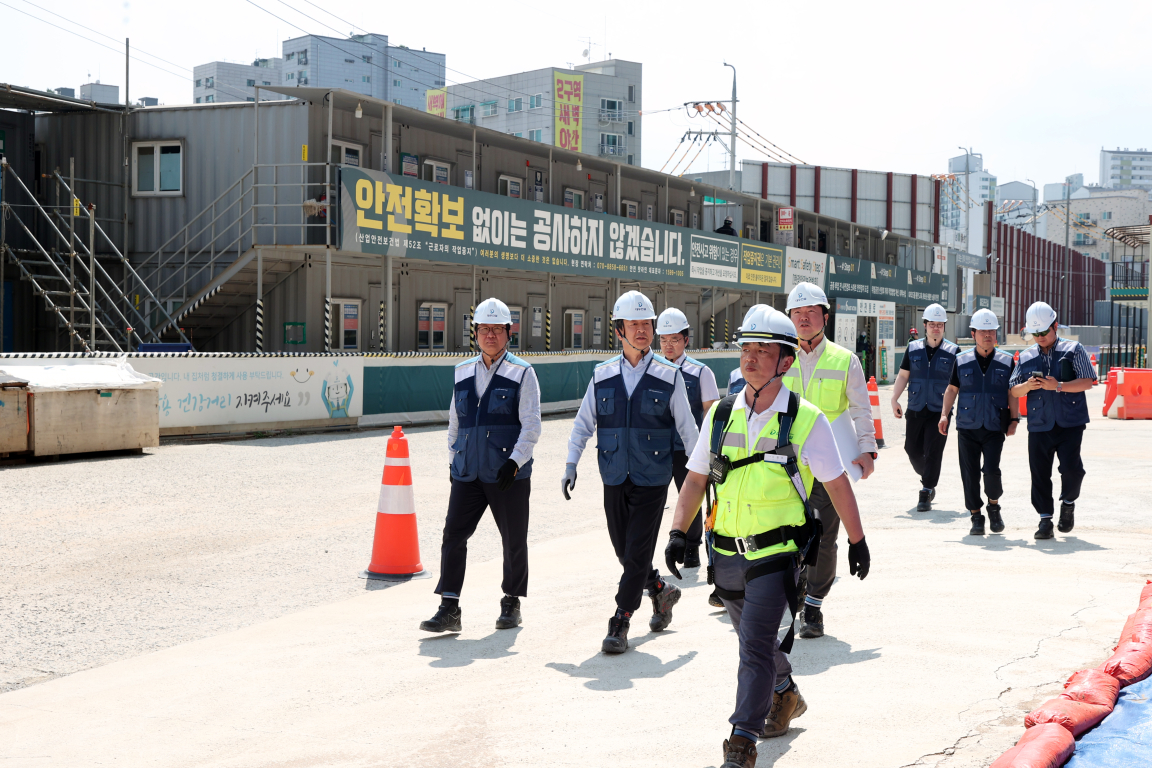 ▲7월 ‘베르몬트로 광명’ 현장을 방문한 대우건설 백정완 사장(왼쪽에서 2번쨰)과 CSO 민준기 전무(왼쪽에서 첫번째) (자료제공=대우건설)
