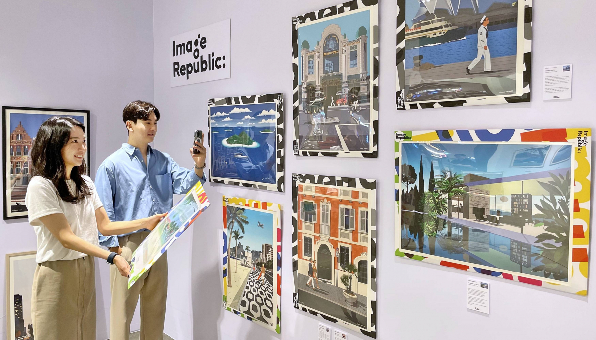 ▲8일 서울 강남구 갤러리아백화점 서울명품관에서 고객들이 ‘이미지리퍼블릭’ 팝업스토어에서 작품들을 관람하고 있다. (사진제공=한화갤러리아)