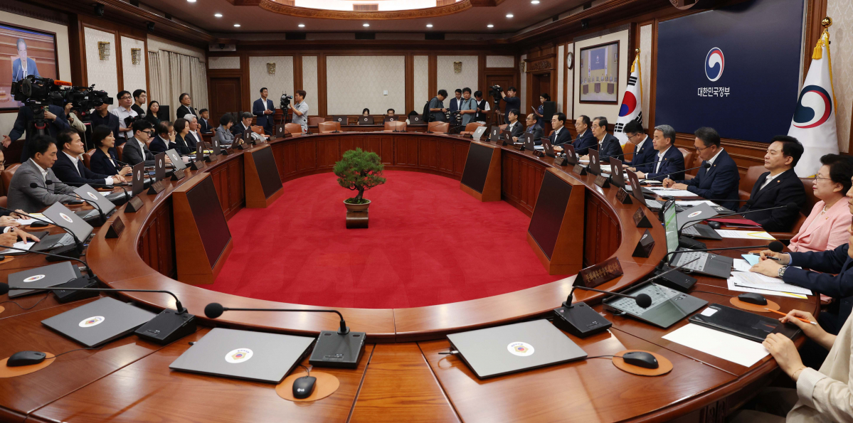 ▲한덕수 국무총리가 8일 서울 종로구 정부서울청사에서 열린 국무회의에서 모두발언을 하고 있다. 신태현 기자 holjjak@