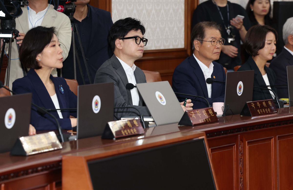 ▲한동훈 법무부 장관이 8일 서울 종로구 정부서울청사에서 열린 국무회의에서 한덕수 국무총리의 모두발언을 듣고 있다. 신태현 기자 holjjak@