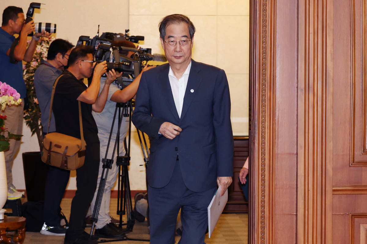 ▲한덕수 국무총리가 8일 서울 종로구 정부서울청사에서 열린 국무회의에 참석하고 있다. 신태현 기자 holjjak@