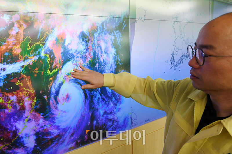 ▲제6호 태풍 '카눈'이 북상 중인 가운데 8일 서울 동작구 기상청 서울청사에서 관계자들이 태풍 예상 진로를 살펴보고 있다. (국회사진취재단)