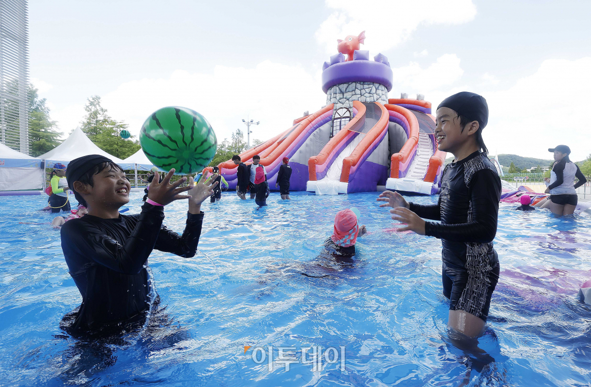 ▲여름이 지나고 가을에 접어들었음을 알리는 '입추'인 8일 오후 대전 서구 엑스포시민광장에 마련된 한밭수목원 어린이 물놀이장에서 아이들이 물놀이를 하고 있다. 이날 전국 대부분 지역 낮 최고기온은 35도로 폭염이 이어졌다. 조현호 기자 hyunho@