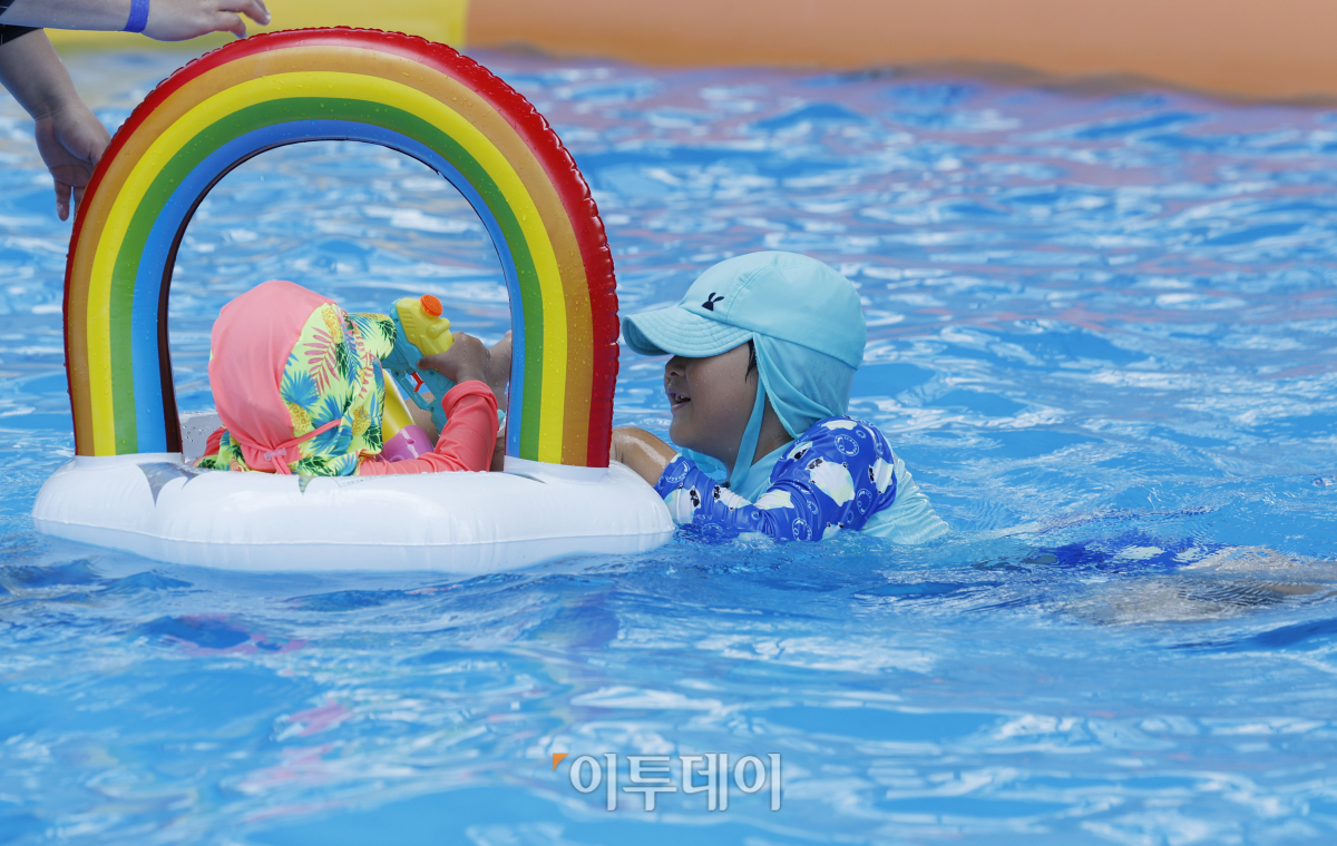 ▲여름이 지나고 가을에 접어들었음을 알리는 '입추'인 8일 오후 대전 서구 엑스포시민광장에 마련된 한밭수목원 어린이 물놀이장에서 아이들이 물놀이를 하고 있다. 이날 전국 대부분 지역 낮 최고기온은 35도로 폭염이 이어졌다. 조현호 기자 hyunho@ (이투데이)