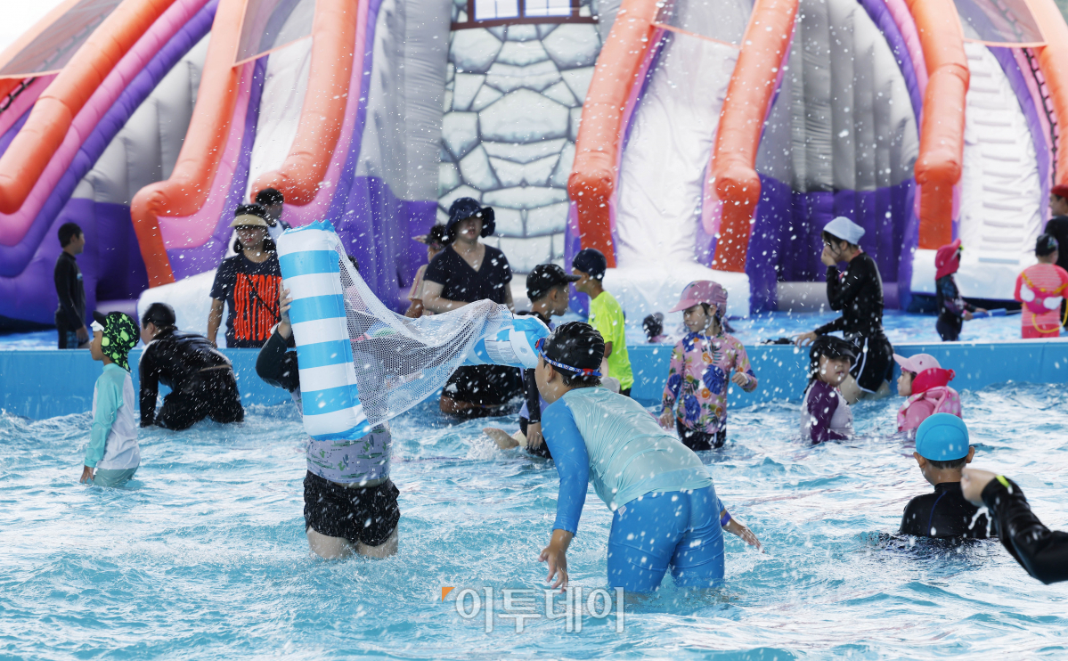 ▲여름이 지나고 가을에 접어들었음을 알리는 '입추'인 8일 오후 대전 서구 엑스포시민광장에 마련된 한밭수목원 어린이 물놀이장에서 아이들이 물놀이를 하고 있다. 이날 전국 대부분 지역 낮 최고기온은 35도로 폭염이 이어졌다. 조현호 기자 hyunho@