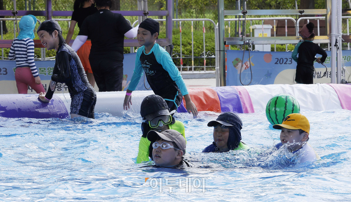 ▲여름이 지나고 가을에 접어들었음을 알리는 '입추'인 8일 오후 대전 서구 엑스포시민광장에 마련된 한밭수목원 어린이 물놀이장에서 아이들이 물놀이를 하고 있다. 이날 전국 대부분 지역 낮 최고기온은 35도로 폭염이 이어졌다. 조현호 기자 hyunho@