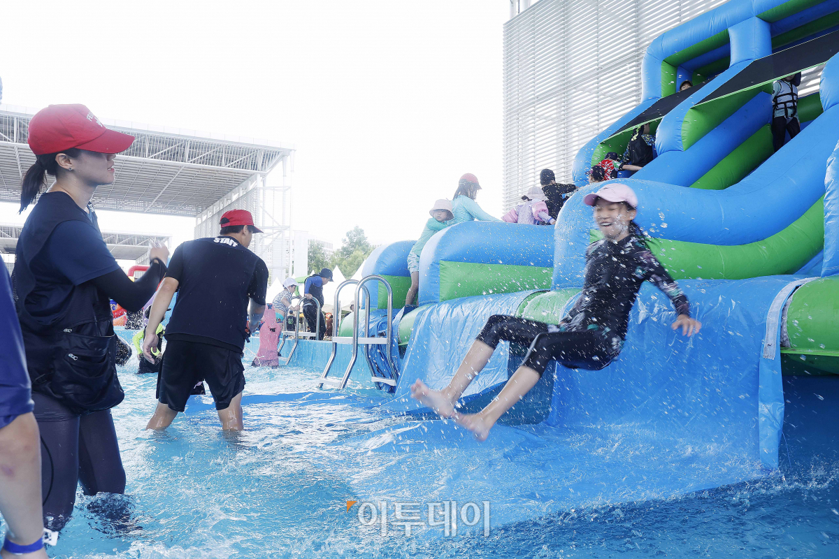 ▲여름이 지나고 가을에 접어들었음을 알리는 '입추'인 8일 오후 대전 서구 엑스포시민광장에 마련된 한밭수목원 어린이 물놀이장에서 아이들이 물놀이를 하고 있다. 이날 전국 대부분 지역 낮 최고기온은 35도로 폭염이 이어졌다. 조현호 기자 hyunho@