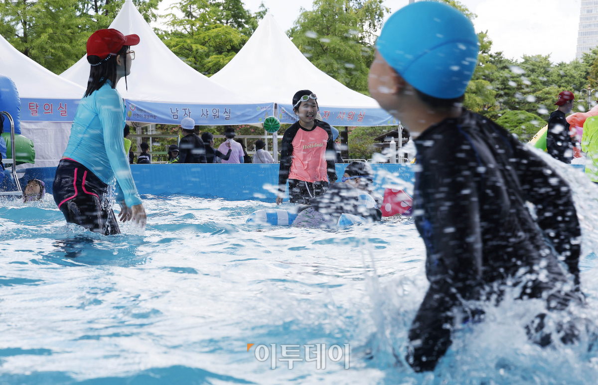 ▲여름이 지나고 가을에 접어들었음을 알리는 '입추'인 8일 오후 대전 서구 엑스포시민광장에 마련된 한밭수목원 어린이 물놀이장에서 아이들이 물놀이를 하고 있다. 이날 전국 대부분 지역 낮 최고기온은 35도로 폭염이 이어졌다. 조현호 기자 hyunho@