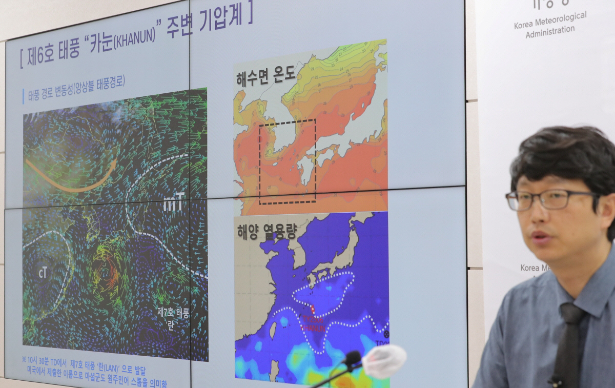 ▲박중환 기상청 예보분석관이 8일 오전 서울 동작구 기상청에서 6호 태풍 카눈과 관련한 브리핑을 하고 있다. (뉴시스)
