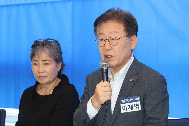 ▲더불어민주당 이재명 대표가 8일 오후 경기 광명시자영업지원센터에서 열린 취약차주 소상공인·자영업자 보호를 위한 현장간담회에서 인사말을 하고 있다. (연합뉴스)