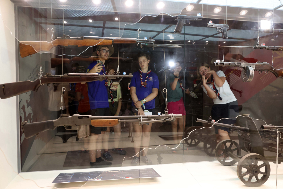 ▲2023 새만금 세계 스카우트 잼버리 행사에서 조기 퇴영한 영국 스카우트 대표단이 8일 서울 용산구 전쟁기념관을 둘러보고 있다. 신태현 기자 holjjak@