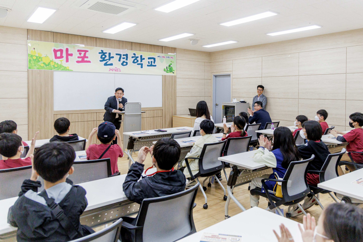 ▲박강수 마포구청장이 수업에 참여한 어린이들에게 인사를 하고 있다. 사진제공-마포구청
