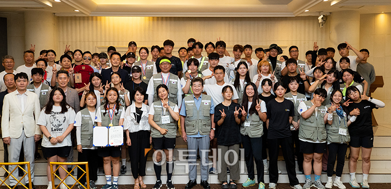 ▲8일 서울 중구 자유총연맹 자유회관에서 열린 제11회 한반도 화해·협력 2023 DMZ 평화둘레길 대장정 해단식에서 강석호(앞줄 가운데) 총재가 완주한 참가자들과 단체 기념 촬영을 하고 있다. 올해 대장정은 전국에서 선발된 대학생 58명이 참가했으며 강원도 고성에서 출발해 인제, 양구, 화천, 철원, 연천을 거쳐 파주 임진각까지 8박9일 동안 총 320km를 횡단했다. 사진공동취재단