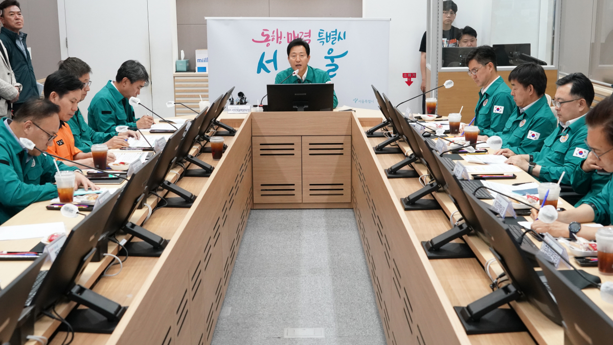 ▲오세훈 서울시장이 8일 시청 재난안전상황실에서 제6호 태풍 카눈 대비 재난안전대책본부 대책회의를 열었다. (자료제공=서울시)