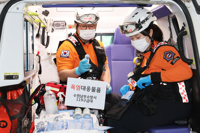 ▲전국 대부분 지역에 폭염특보가 내려진 31일 오전 경기도 수원시 권선구 수원남부소방서에서 119구급대 류명수 소방장과 최지원 소방사가 얼음조끼와 아이스팩 등 폭염 대비 물품을 점검하고 있다. 경기도 소방재난본부는 올여름 폭염 피해를 최소화하기 위해 오는 9월 말까지 폭염 대응체계를 가동한다.  (연합뉴스)