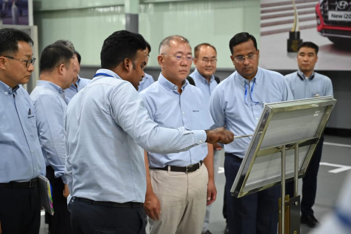 ▲현대차 인도공장에서 인도 전략 차종 생산 품질을 점검하고 있는 정의선 현대자동차그룹 회장 (현대자동차그룹)