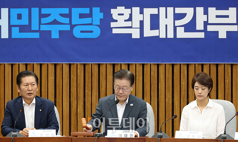 ▲이재명 더불어민주당 대표가 9일 서울 여의도 국회에서 열린 민주당 확대 간부회의에서 의사봉을 두드리고 있다. 고이란 기자 photoeran@