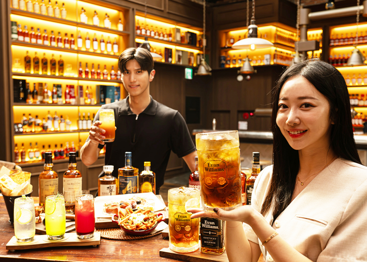 ▲9일 서울 서초구 반포동에 위치한 데블스도어 센트럴시티점에서 신세계푸드 모델들이 1.75ℓ 대용량 ‘에반 윌리엄스 하이볼’을 소개하고 있다. (사진제공=신세계푸드)