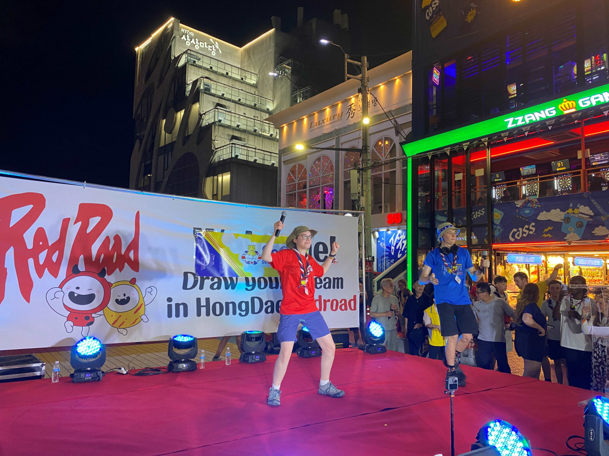 ▲영국 잼버리 참가대원들이 8일 저녁 홍대 레드로드에서 버스킹 공연을 진행하고 있다. (자료제공=마포구)