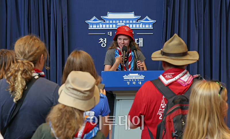 ▲새만금 세계스카우트잼버리 대회에 참가한 덴마크와 노르웨이 스카우트 대원들이 9일 청와대 춘추관을 관람하고 있다. 사진제공=문화체육관광부