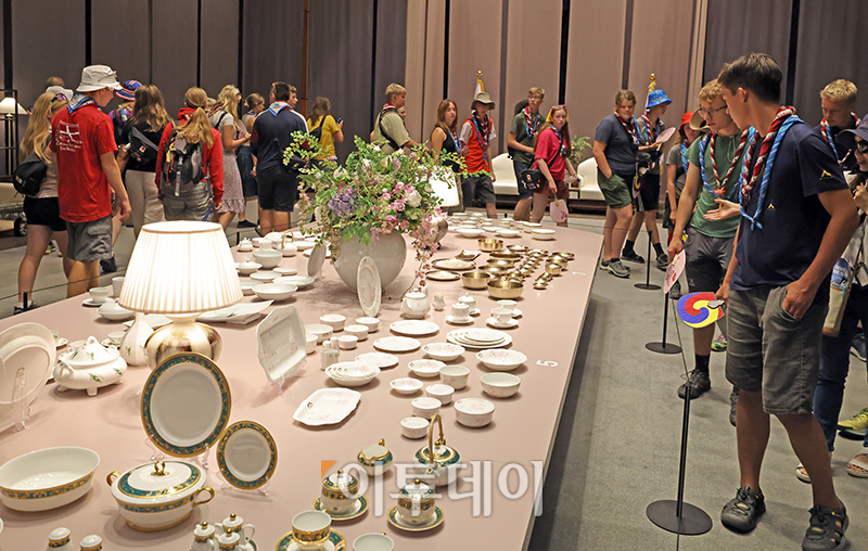 ▲새만금 세계스카우트잼버리 대회에 참가한 덴마크와 노르웨이 스카우트 대원들이 9일 청와대 춘추관을 관람하고 있다. 사진제공=문화체육관광부