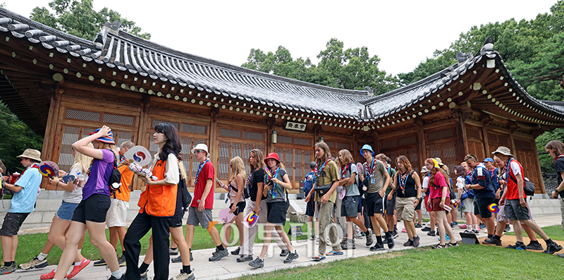 ▲새만금 세계스카우트잼버리 대회에 참가한 덴마크와 노르웨이 스카우트 대원들이 9일 청와대 상춘재를 관람하고 있다. 사진제공=문화체육관광부