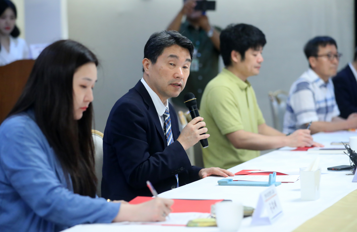 ▲이주호 사회부총리 겸 교육부 장관이 9일 오후 서울 종로구 정부서울청사에서 열린 교권 회복 및 보호를 위한 아동학대 관련 제도개선 간담회에 참석해 발언하고 있다. (뉴시스)