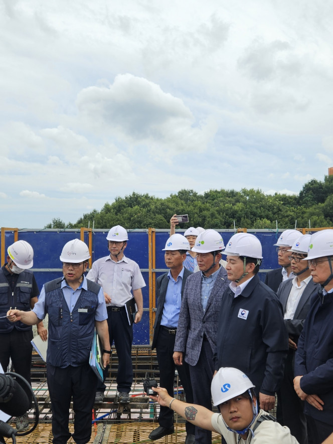 ▲원희룡(오른쪽 두 번째) 국토교통부 장관이 9일 경기 화성시 LH 공공분양 단지를 찾아 감리업체 보고를 받고 있다.  (사진=정용욱 기자 dragon@)