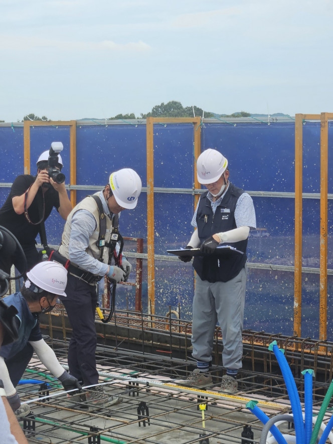 ▲9일 경기 화성시 LH 공공분양 단지 8층 공사 현장에서 철근 시공 과정을 재현하고 있다.  (사진=정용욱 기자 dragon@)