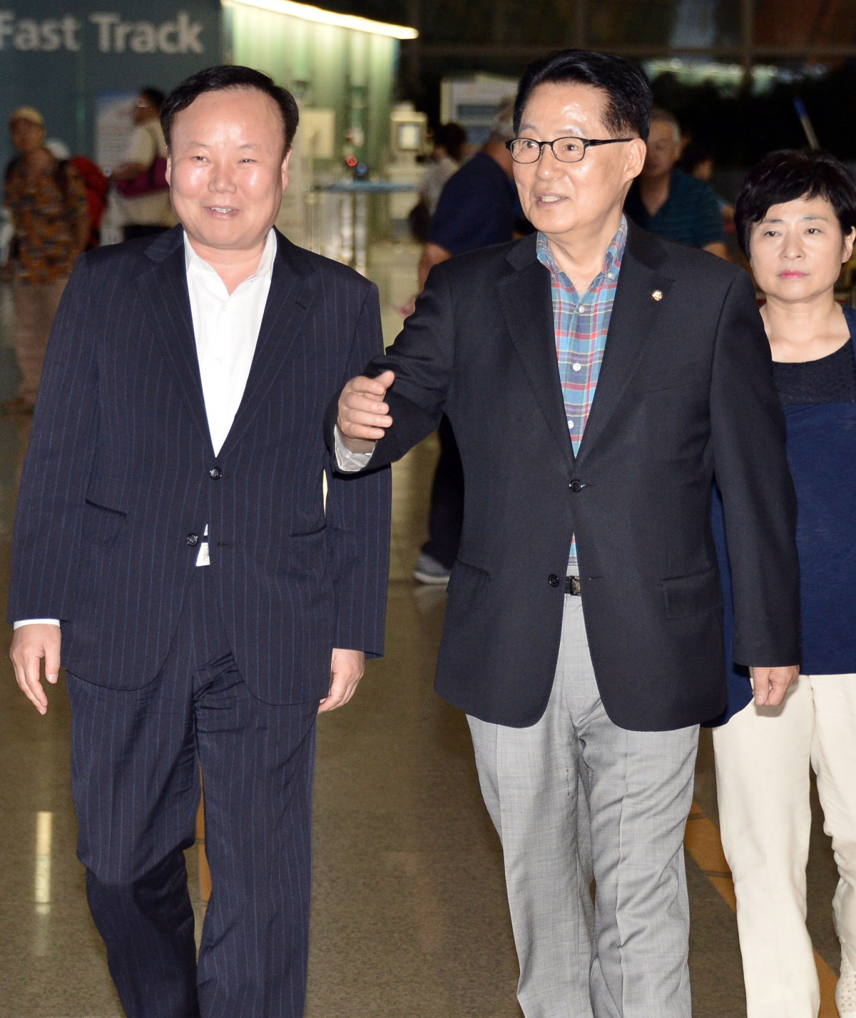 ▲【인천공항=뉴시스】홍찬선 기자 = 국민의당 박지원 원내대표가 12일 오후 정세균 국회의장과 미국 순방 동행을 위해 인천공항 출국장에 들어서며 김재원 청와대 정무수석과 대화를 나누고 있다. 정 의장과 새누리당 정진석, 더불어민주당 우상호 원내대표는 오전에 미국 워싱턴 DC로 향했지만 박 원내대표는 청와대에서 열린 박근혜 대통령과의 여야 3당 대표 회동 참석으로 인해 오후에 출발하게 됐다. 2016.09.12. mania@newsis.com