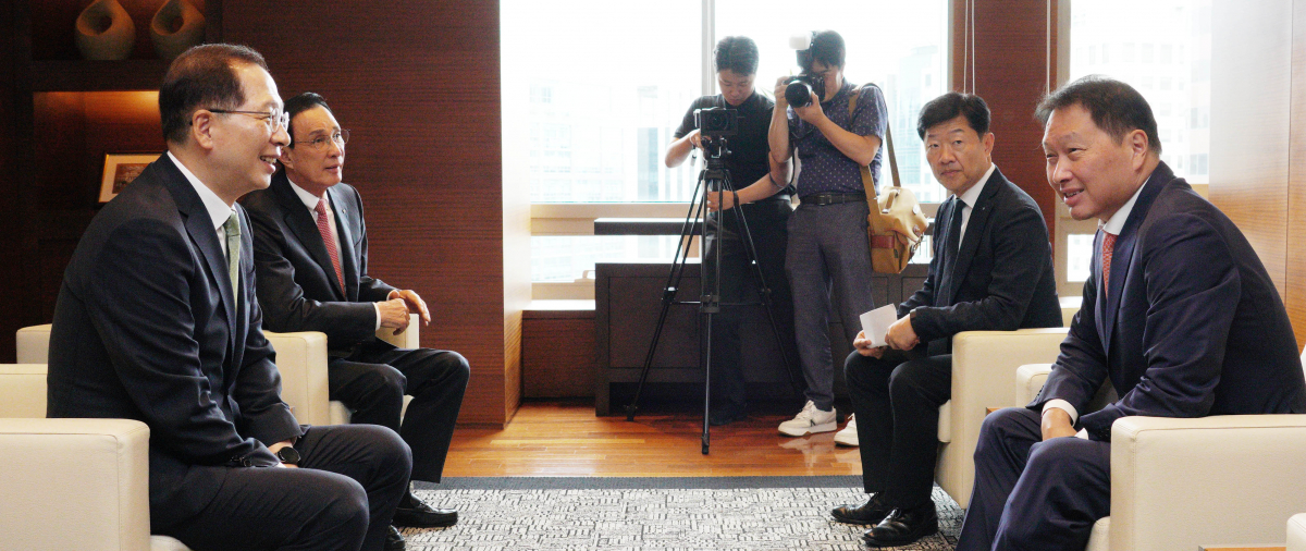 ▲조송환 해수부 장관(왼쪽)과 최태원 대한상의 회장이 9일 서울 중구 대한상의회관에서 수산물 소비 상생 협력방안을 논의하고 있다. (사진제공=대한상공회의소)