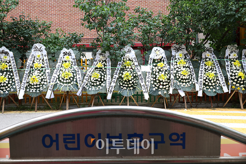 ▲2021년 같은 초등학교에서 근무한 교사 두 명이 잇따라 극단적인 선택을 한 사실이 뒤늦게 알려진 가운데 교육청이 진상 조사에 착수했다. 9일 경기도 의정부의 한 초등학교 담장에 고인을 추모하는 근조 화환이 줄지어 놓여있다. 고이란 기자 photoeran@