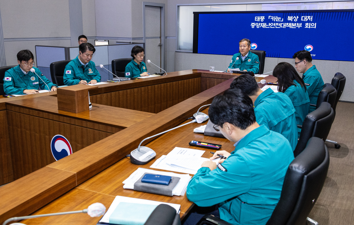 ▲9일 중앙재난안전대책본부장인 이상민 행정안전부 장관이 서울 종로구 정부서울청사 중대본 상황실에서 열린 카눈 북상 대처 회의에 참석해 발언하고 있다. (연합뉴스)