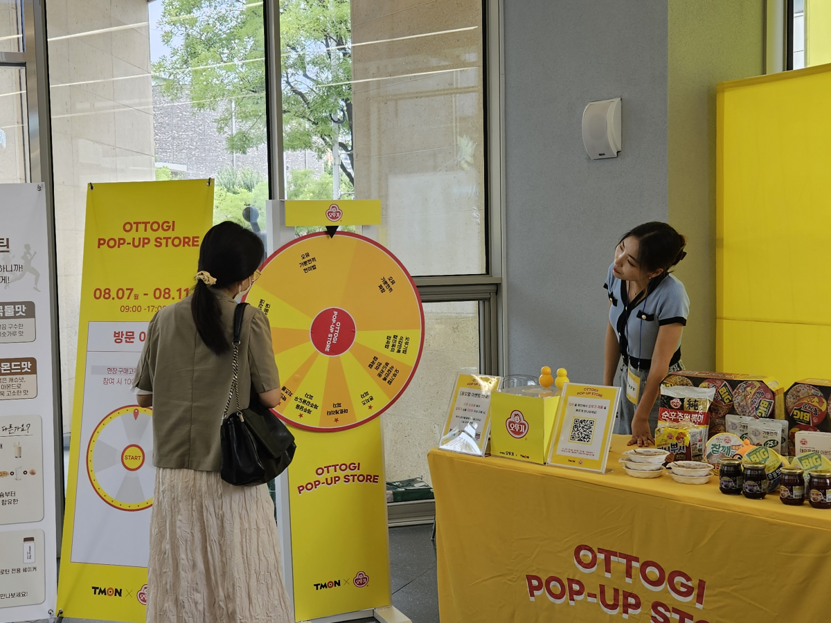 ▲9일 서울 강남구 신사동 ‘티몬X오뚜기 팝업스토어’에서 한 방문객이 룰렛 이벤트에 참여하고 있다, (문현호 기자 m2h@)