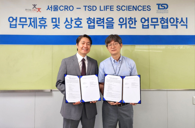 ▲(왼쪽부터) 이대희 서울CRO 대표와 방근수 티에스디 라이프사이언스 최고운영책임자가 업무협약을 체결한 뒤 기념촬영을 하고 있다. (사진제공=서울CRO)