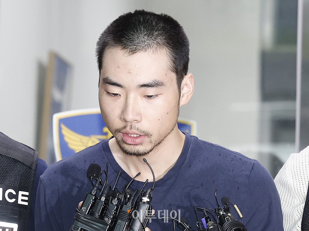 ▲'서현역 묻지마 흉기난동' 사건의 피의자 최원종이 10일 오전 경기도 성남시 경기성남수정경찰서에서 검찰로 송치되고 있다. 경기남부경찰청은 7일 신상공개심의위원회를 열고 최원종의 신상정보를 공개하기로 결정했다. 최원종은 3일 경기도 성남시 AK플라자 백화점 앞에서 보행자들을 향해 차량을 돌진하는 사고를 낸 뒤, 차에서 흉기를 들고 내려 시민들을 향해 마구 휘두른 혐의를 받고 있다. 조현호 기자 hyunho@