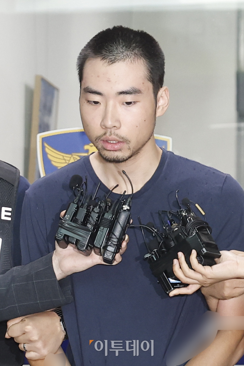 ▲'서현역 묻지마 흉기난동' 사건의 피의자 최원종이 10일 오전 경기도 성남시 경기성남수정경찰서에서 검찰로 송치되고 있다. 경기남부경찰청은 7일 신상공개심의위원회를 열고 최원종의 신상정보를 공개하기로 결정했다. 최원종은 3일 경기도 성남시 AK플라자 백화점 앞에서 보행자들을 향해 차량을 돌진하는 사고를 낸 뒤, 차에서 흉기를 들고 내려 시민들을 향해 마구 휘두른 혐의를 받고 있다. 조현호 기자 hyunho@