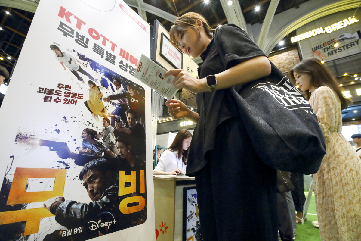 ▲KT는 9일 CGV 용산아이파크몰에서 KT 고객 650명을 초청해 올 하반기 기대작 디즈니+ 오리지널 시리즈 ‘무빙’ 특별 상영회를 개최했다. (사진제공=KT)