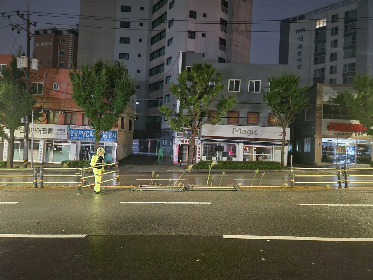 ▲제6호 태풍 ‘카눈’이 10일 오전 부산에 근접한 가운데 부산 연제구 도로에서 중앙분리대가 파손돼 안전조치 되고 있다. (연합뉴스)