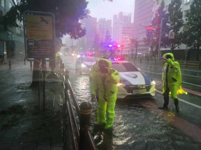 ▲제6호 태풍 ‘카눈’이 10일 오전 부산에 근접한 가운데 부산 중구 도로가 침수돼 있다. (연합뉴스)