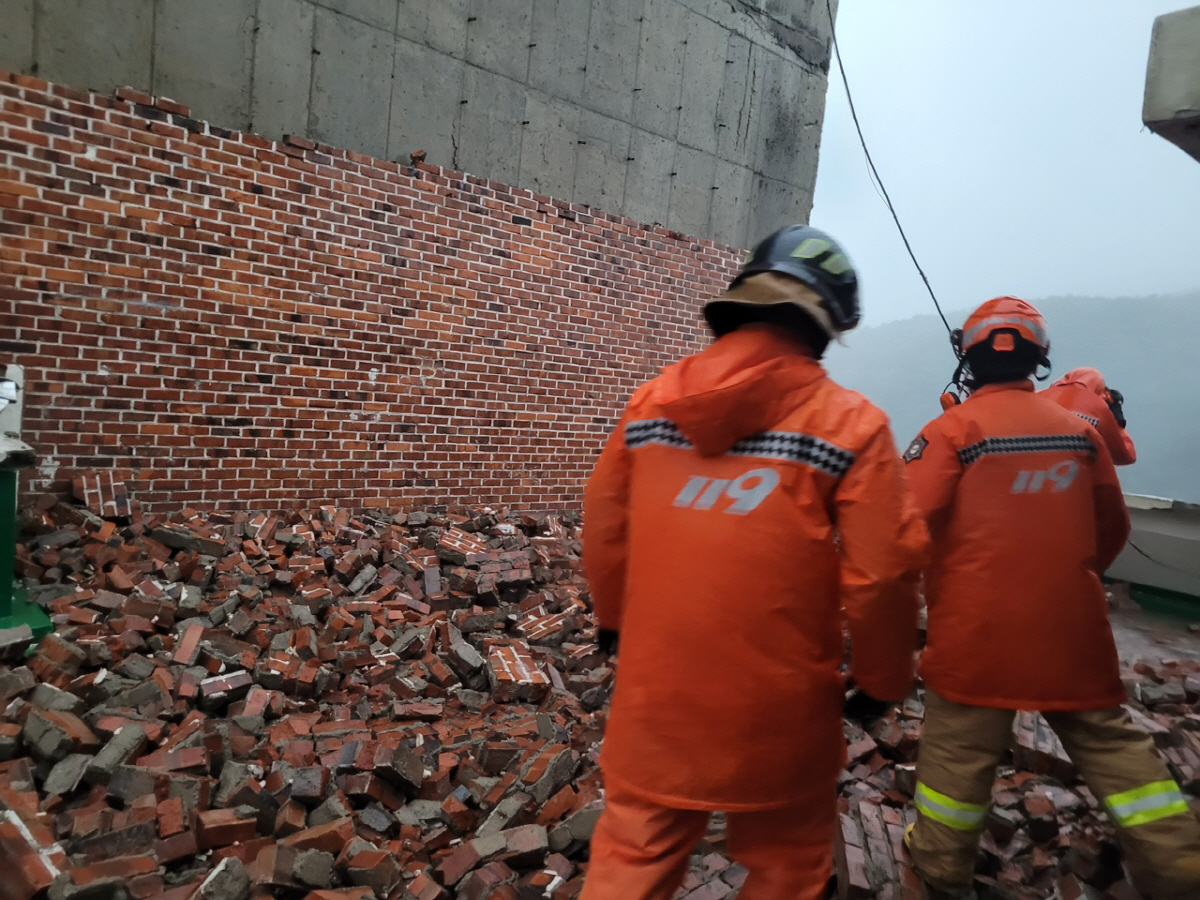▲제6호 태풍 ‘카눈’이 상륙한 10일 경남 거제시 능포동 한 아파트 주차장에 벽돌이 떨어져 있다. (연합뉴스)