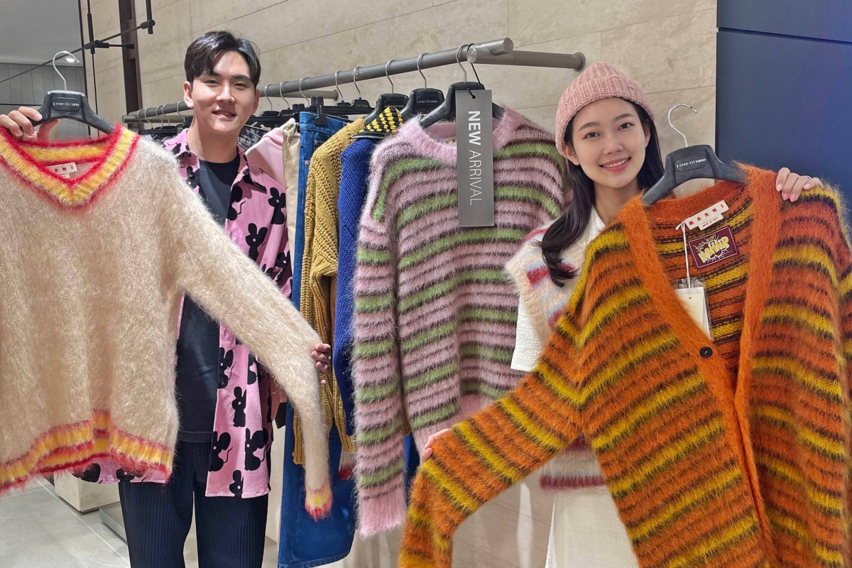 ▲10일 서울 강남구 갤러리아백화점 서울 명품관에서 모델들이 올해 가을·겨울 신상 의류를 소개하고 있다. (사진제공=한화갤러리아)