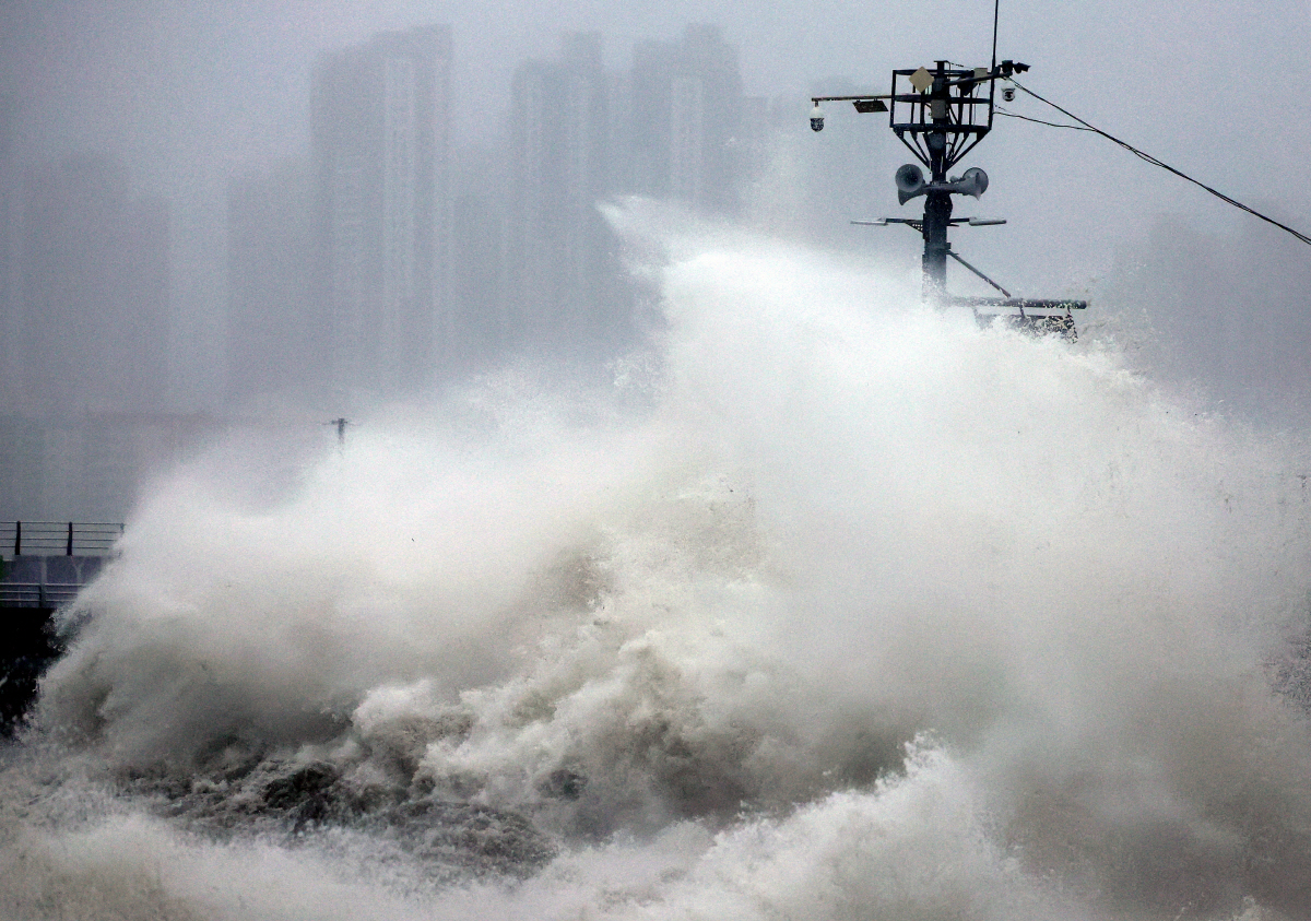 ▲제6호 태풍 ‘카눈’이 남해안에 상륙한 10일 오전 부산 민락수변공원에 거대한 파도가 몰아치고 있다. (연합뉴스)

