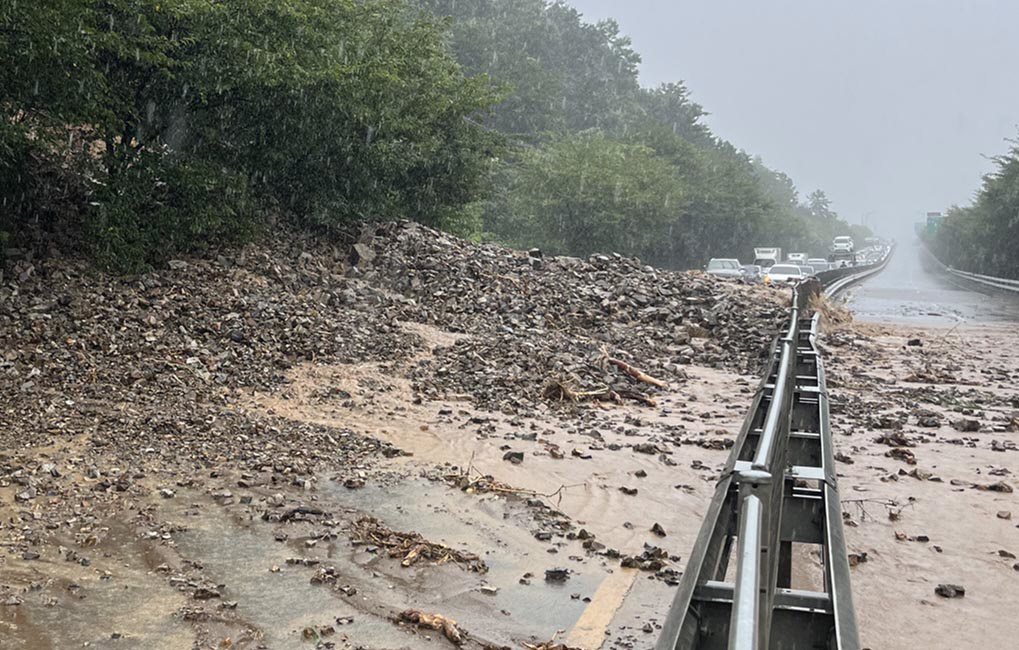▲제6호 태풍 카눈이 북상한 10일 오전 경남 창원시 마산합포구 쌀재터널 주변에 산사태가 발생해 토사가 도로에 쏟아져 있다. (연합뉴스)
