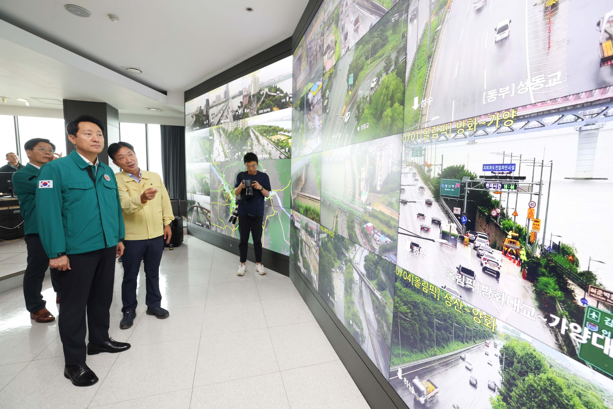 ▲오세훈 서울시장이 10일 서울 성동구 서울시설공단을 찾아 제6호 태풍 카눈의 북상에 따른 상황대비현황을 보고받고 있다. 신태현 기자 holjjak@