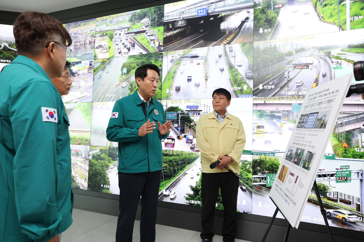 ▲오세훈 서울시장이 10일 서울 성동구 서울시설공단을 찾아 제6호 태풍 카눈의 북상에 따른 상황대비현황을 보고받고 있다. 신태현 기자 holjjak@