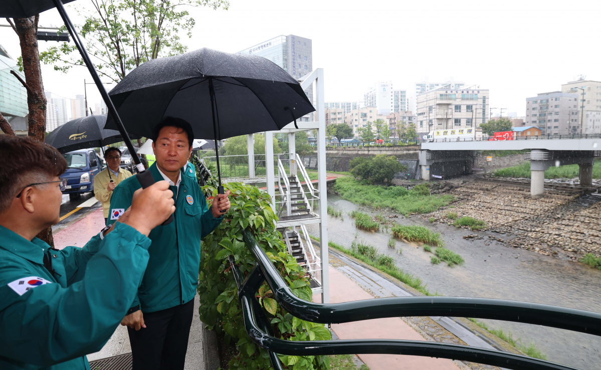 ▲오세훈 서울시장이 10일 서울 성동구 서울시설공단을 찾아 제6호 태풍 카눈의 북상에 따른 상황대비현황을 보고받은 뒤 청계천 통제현황을 살펴보고 있다. 신태현 기자 holjjak@