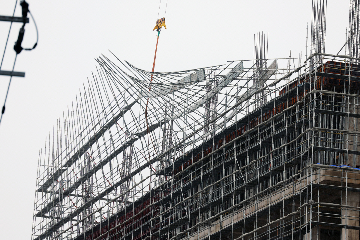 ▲제6호 태풍 ‘카눈’의 영향으로 태풍경보가 내려진 10일 오전 전남 여수시 주삼동 한 건설 현장에서 철근이 휘어져 있다. (연합뉴스)