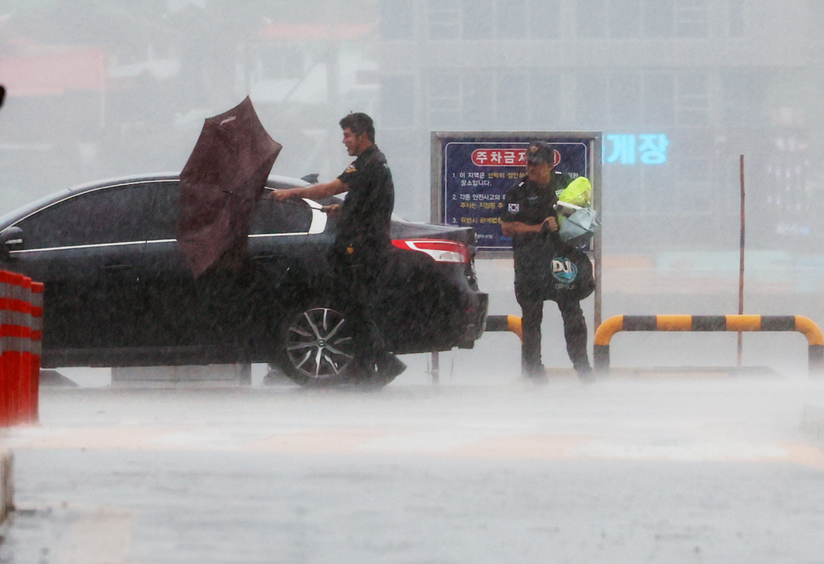 ▲제6호 태풍 ‘카눈’의 영향으로 태풍경보가 내려진 10일 오전 전남 여수시 한 도로에 강한 비바람이 몰아치고 있다. (연합뉴스)