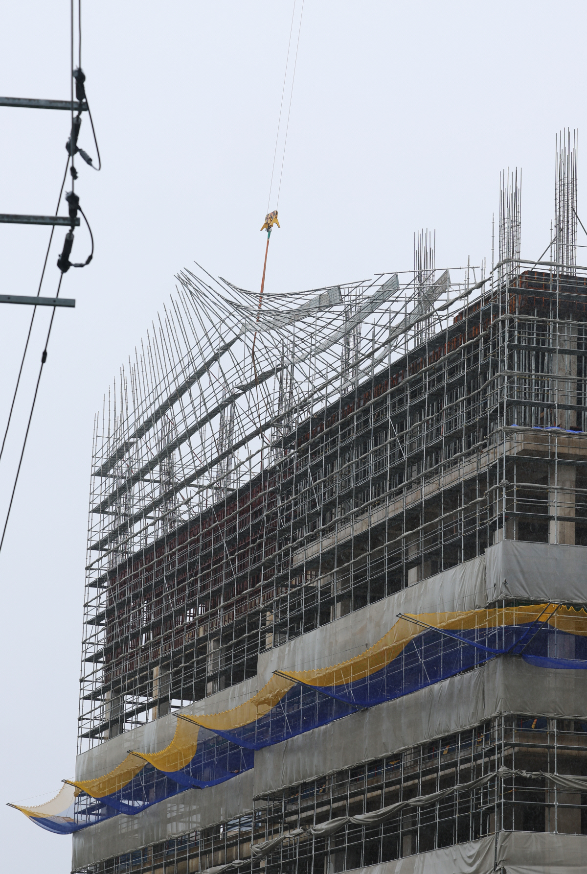 ▲제6호 태풍 ‘카눈’의 영향으로 태풍경보가 내려진 10일 오전 전남 여수시 주삼동 한 건설 현장에서 철근이 휘어져 있다. (연합뉴스)